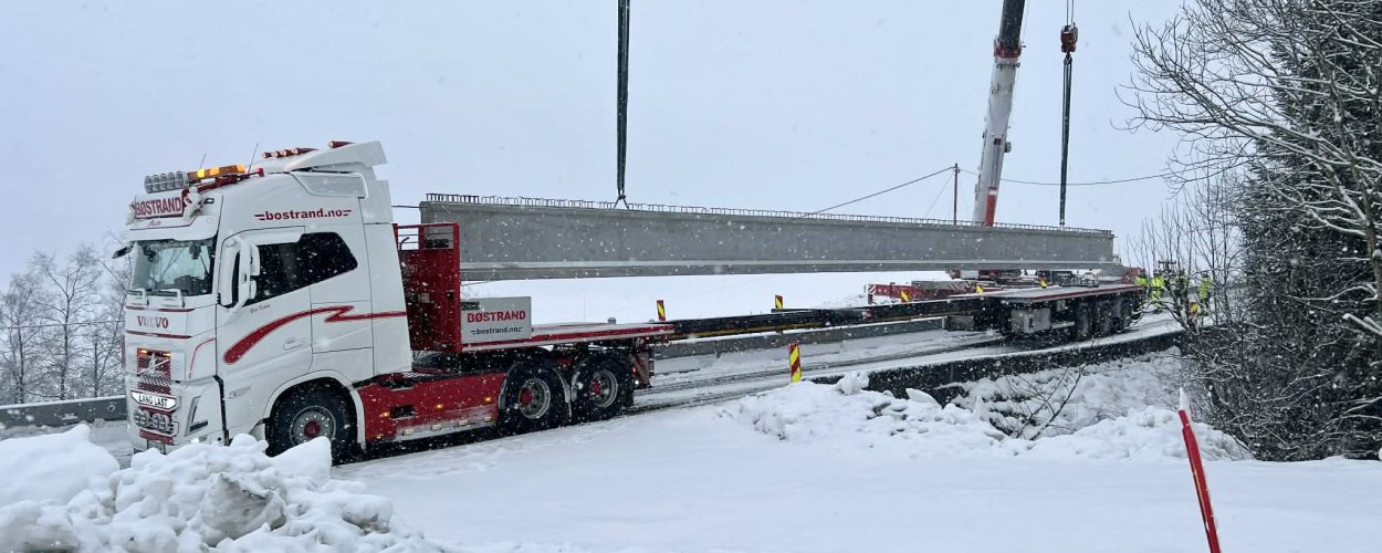 Betongbjelke på uttrekkstralle i snø